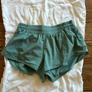 Lululemon green hotty hot shorts 2.5” size 4